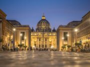 SAHRANJEN PAPA FRANJA: Kovčeg pred bazilikom dočekale transrodne osobe Vatikan